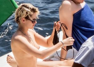 Kristen Stewart tanning her ta-tas