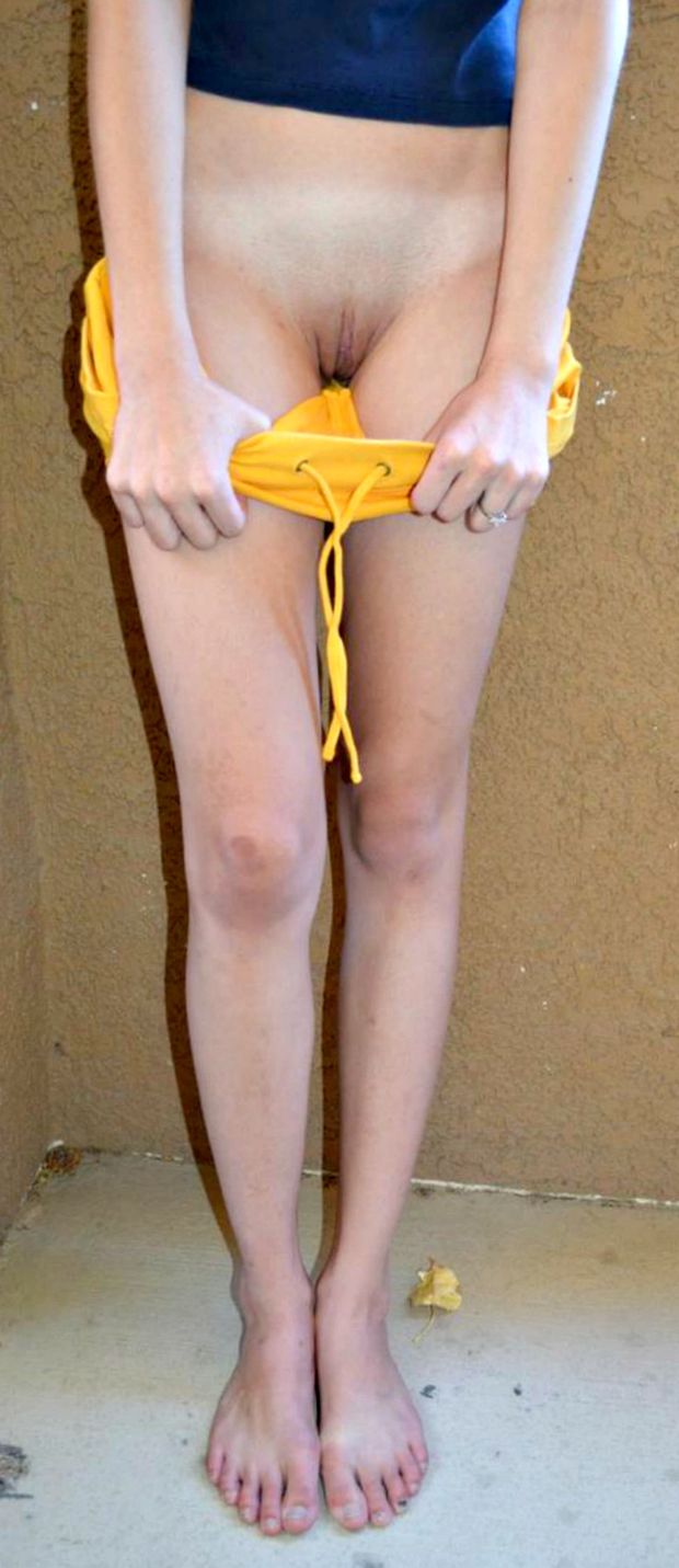 very sexy babe undress shorts & show perfect pussy