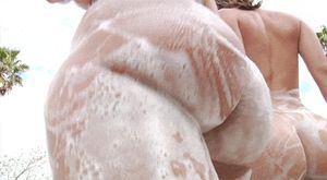 Yummy soapy butts of Kelly Divine and Jada Stevens