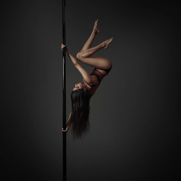 Maja Strojek pole-dancer in training