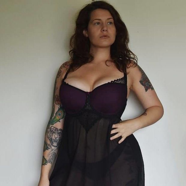 Brunette thickness waiting