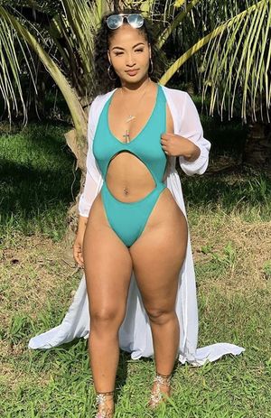 Amazingly looking lady with perfect thick thighs