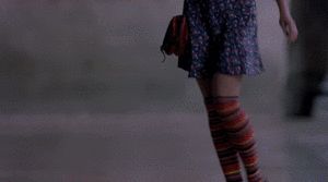 la gonna della signora viene fatta saltare in aria