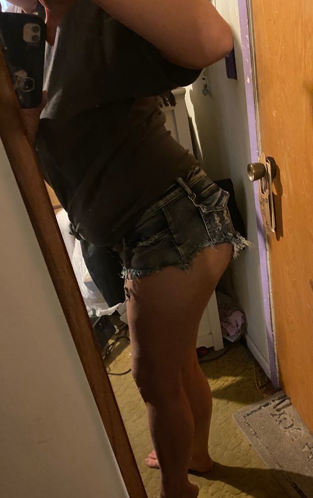 Sexy legs and short shorts. Please comment on this pic