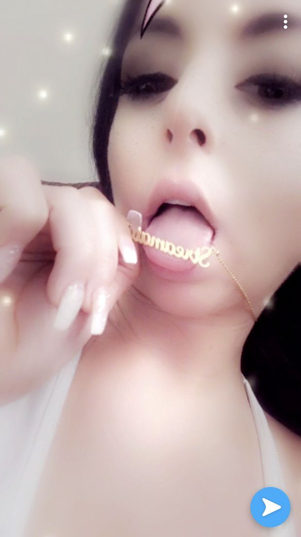 sexy brumette babe selfies
