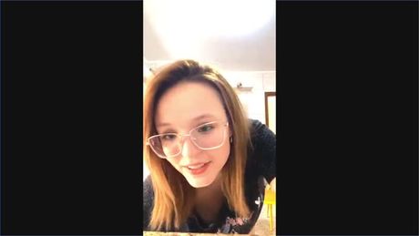 Larissa pagando peitinho