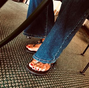 Black womens feet at Laundromat, i wanted to ask. :)