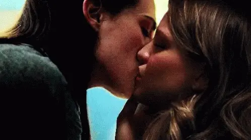 Fingering kiss