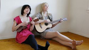 riki lindhome and Kate Micucci