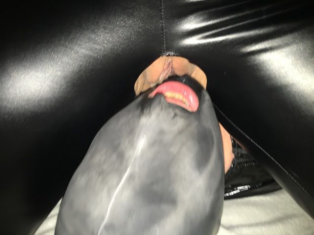 Erst geil lecken und dann Pisse in mein Sklavenmaul , und sie liebt es mich mit Pisse abzufüllen