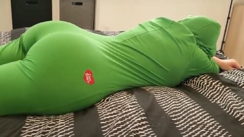 طيز على السرير