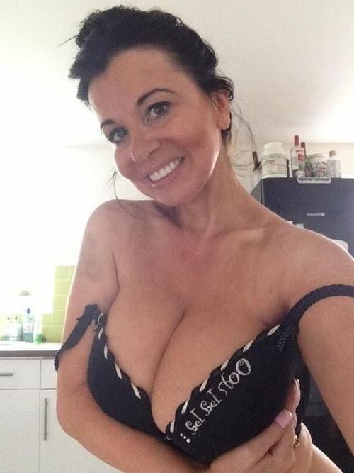 MILF with big boobs want to flash