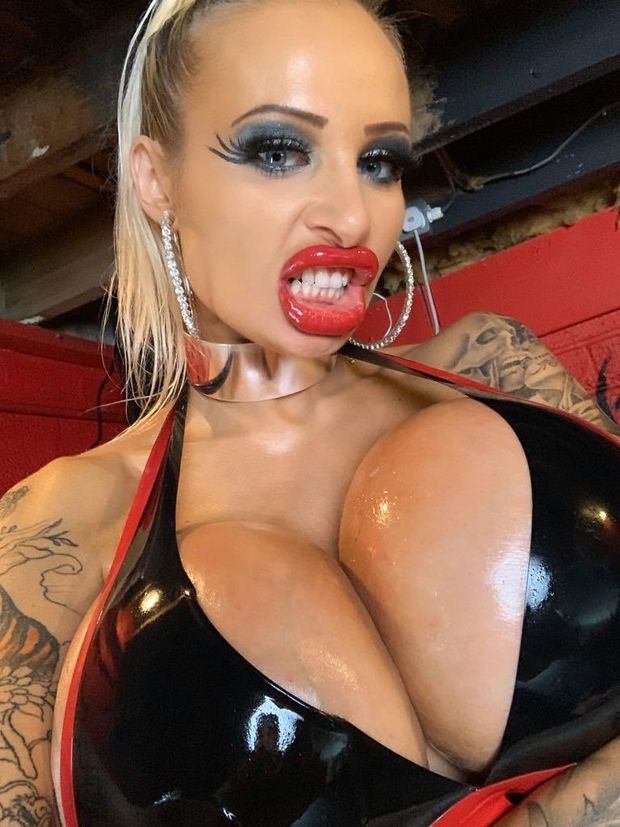 Nasty bimbo