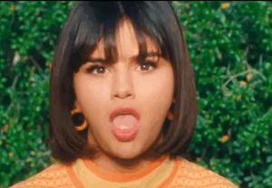 Aim for Selena Gomez’ tongue