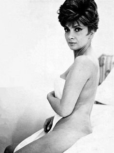Sexy Gina Lollobrigida in telo da bagno
