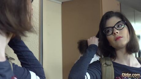 Horny nerd Sara Bell fucks Oldje