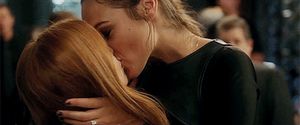 Gal Gadot kissing Isla Fisher