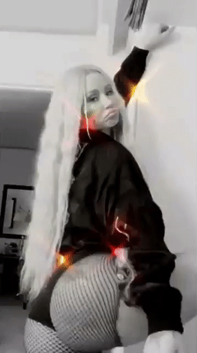 Iggy showing off her huge ass.~