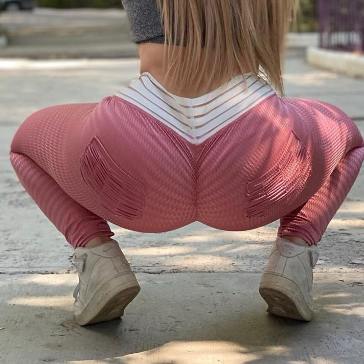 Isamar Becerril squats in her tight leggings and spreads cheeks