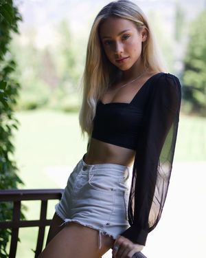 10/10 - This slut needs to do porn