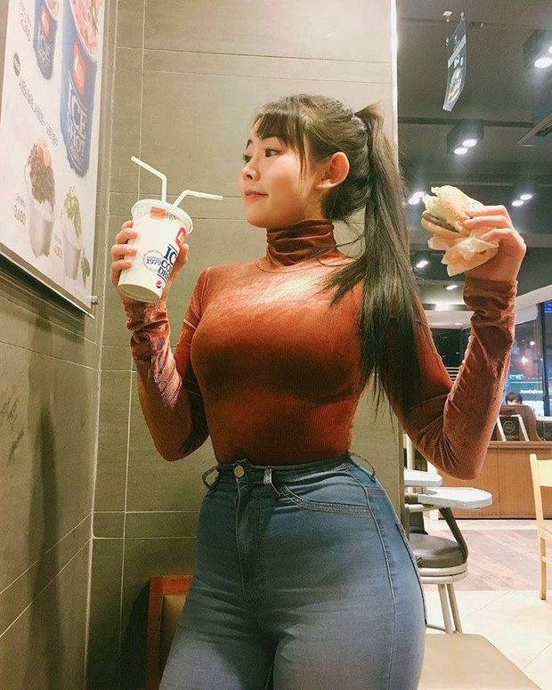 hot teen with fast food