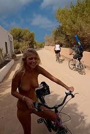 ciclista bionda nuda