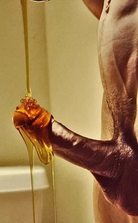 This cock is teasing my gay side and makes me want so bad to swallow that honey (and what comes after ;) )