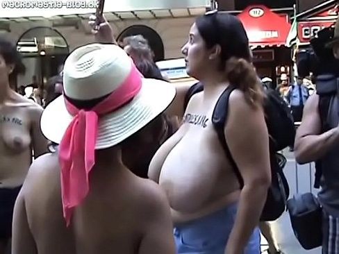 Pulcino di topless pulcino con enormi tette macromastia