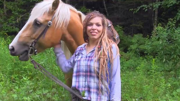 La rastafari française est fière de son cheval et de ses tatouages