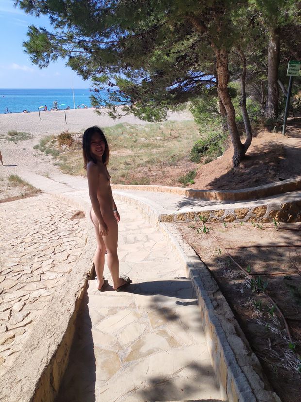 Sexy Chinese walking naked to the beach