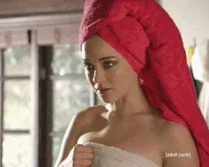 signora che si prepara ad uscire
