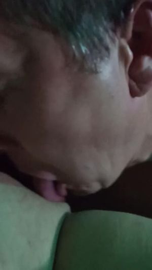 Пиздолиз Леша вылизывает писю