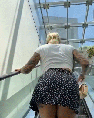 Butt flash at the mall