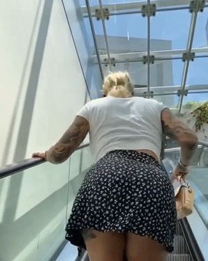 Butt flash at the mall