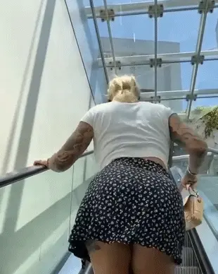 Butt flash at the mall
