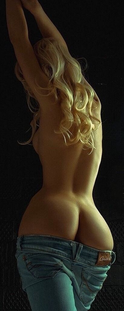 Hot blonde takes off her jeans to show ass