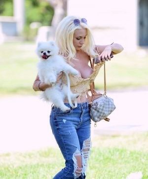 L'enorme areola di Courtney Stodden scivola mentre porta a spasso il cane