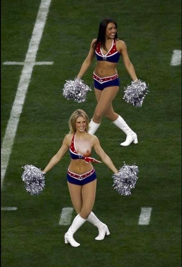 Cheerleader mostra accidentalmente i suoi seni e capezzoli