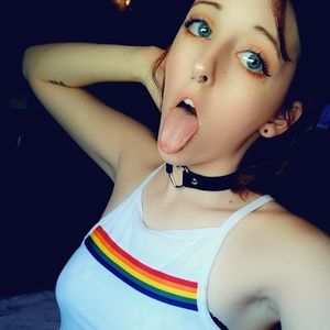 Hottie in choker with ahegao face