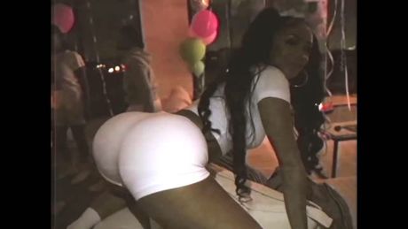 Saweetie shaking her booty (No Sound)