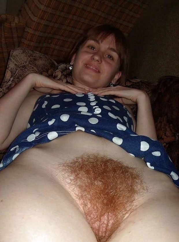 Amateur rousse à la chatte poilue