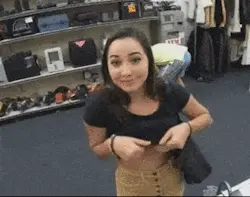 la ragazza solleva il suo miglior fidanzato sente le sue tette in negozio
