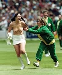 Le donne in topless streaker