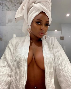 Amara La Negra cleavage