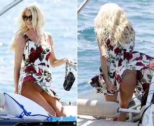 Il vento di Victoria silvstedt fa saltare in aria il vestito