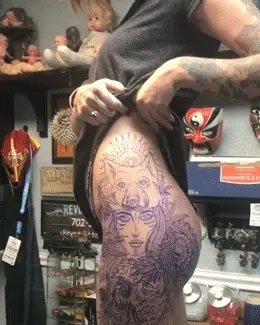 Sexy tattooed chick