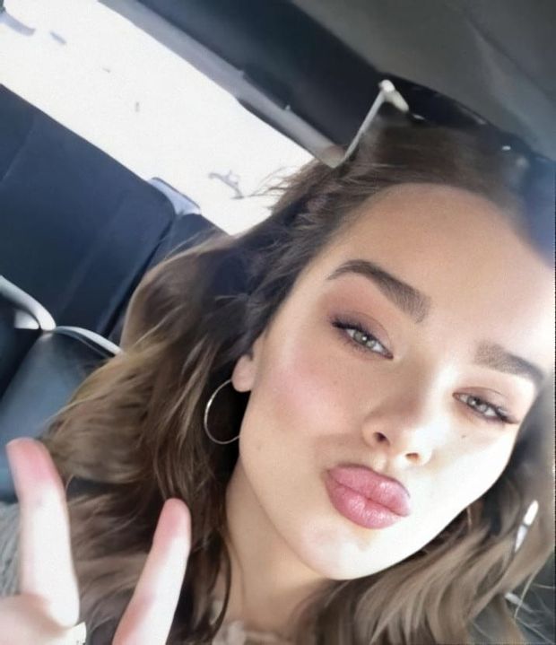 Hailee Steinfeld - Kiss