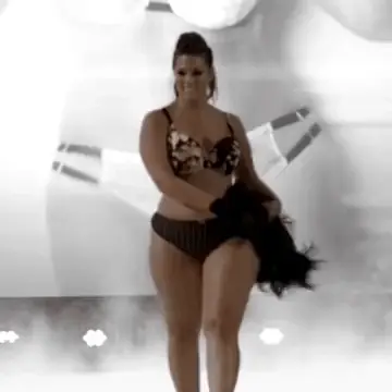 Fashion Show way on - Beautiful curves !