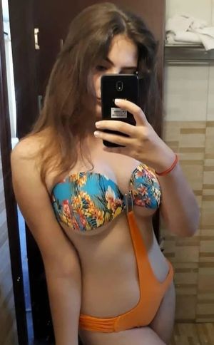 Hot college babe selfie for a pool party