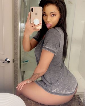 Sexy black woman with hugh ass take selfie !